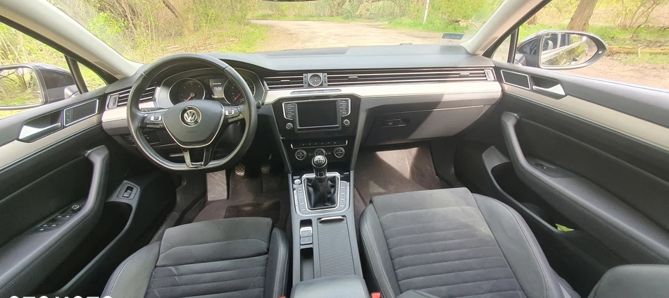 Volkswagen Passat cena 69000 przebieg: 152906, rok produkcji 2017 z Warszawa małe 137